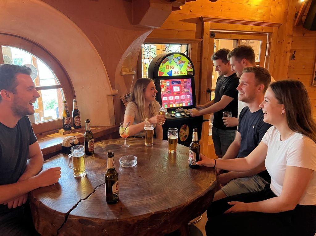 Spielautomat in der Häxe-Bar des AL CAPONE Restaurants in Klosters bei Davos – zwei Spielautomaten sorgen für Unterhaltung und etwas Nervenkitzel bei einem entspannten Abend mit Freunden.